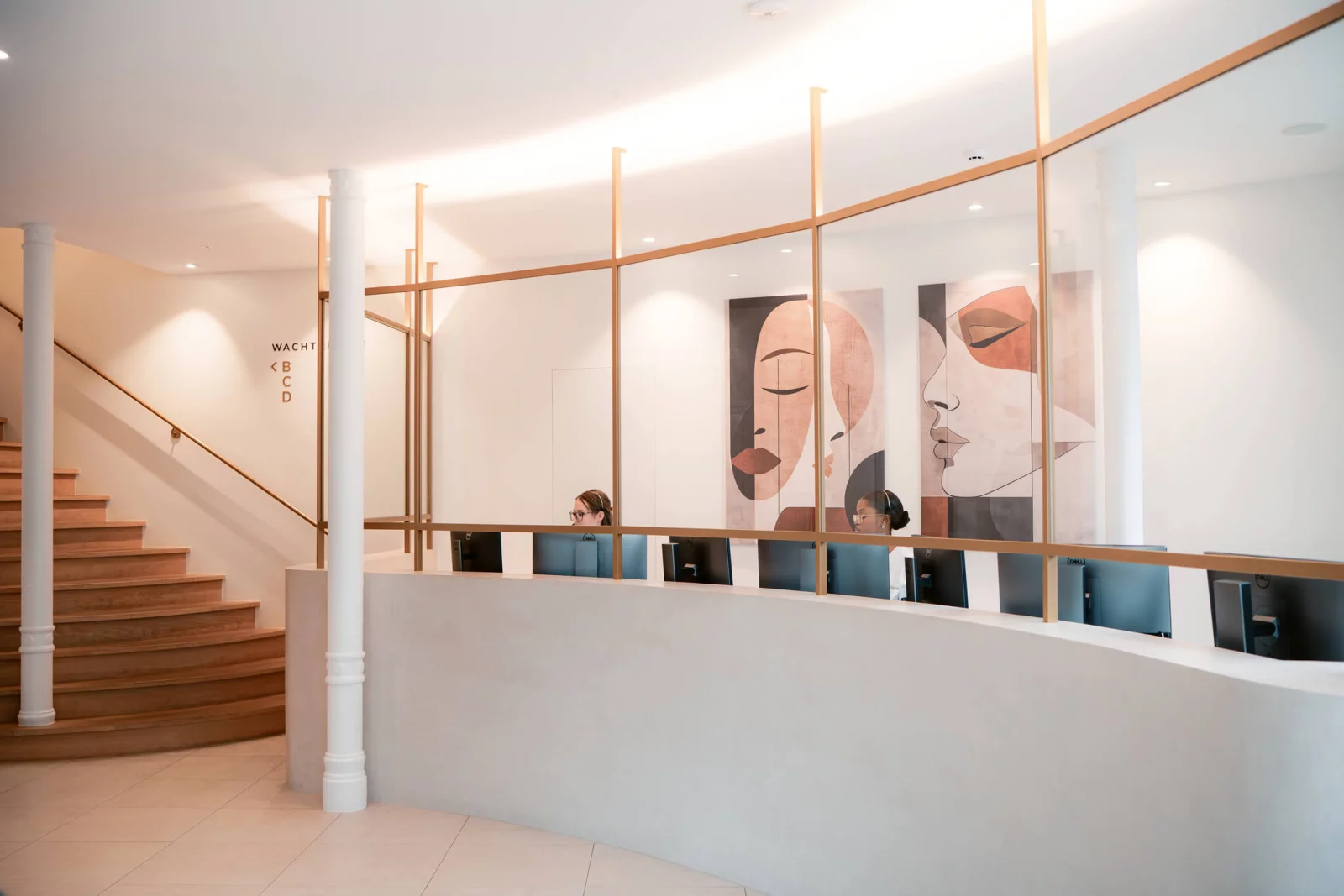 De ontvangstruimte van Clinique Dermatologie Gent met kunstwerken aan de muur