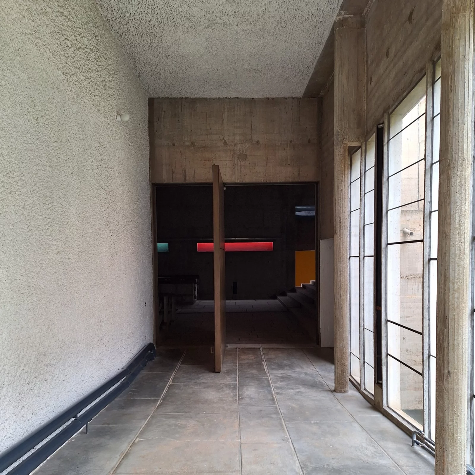 The pivoting door stands on the golden section &mdash; La Tourette