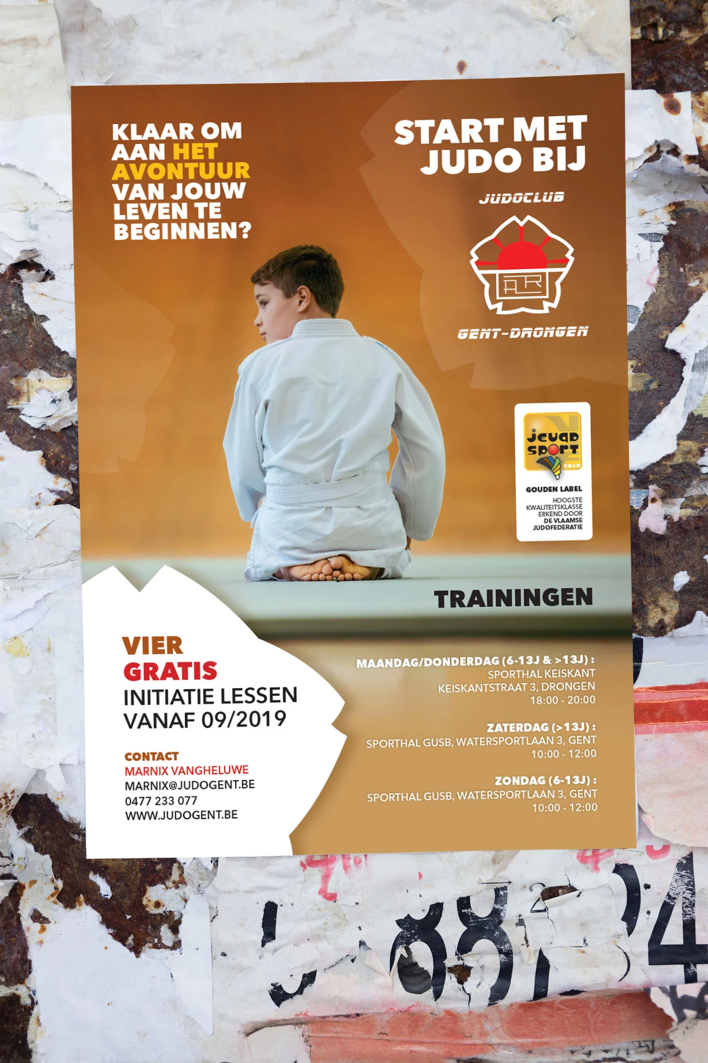 Affiche &lsquo;Klaar om aan het avontuur van jouw leven te beginnen?&rsquo; van Judoclub Gent-Drongen, met een jonge judoka op de mat