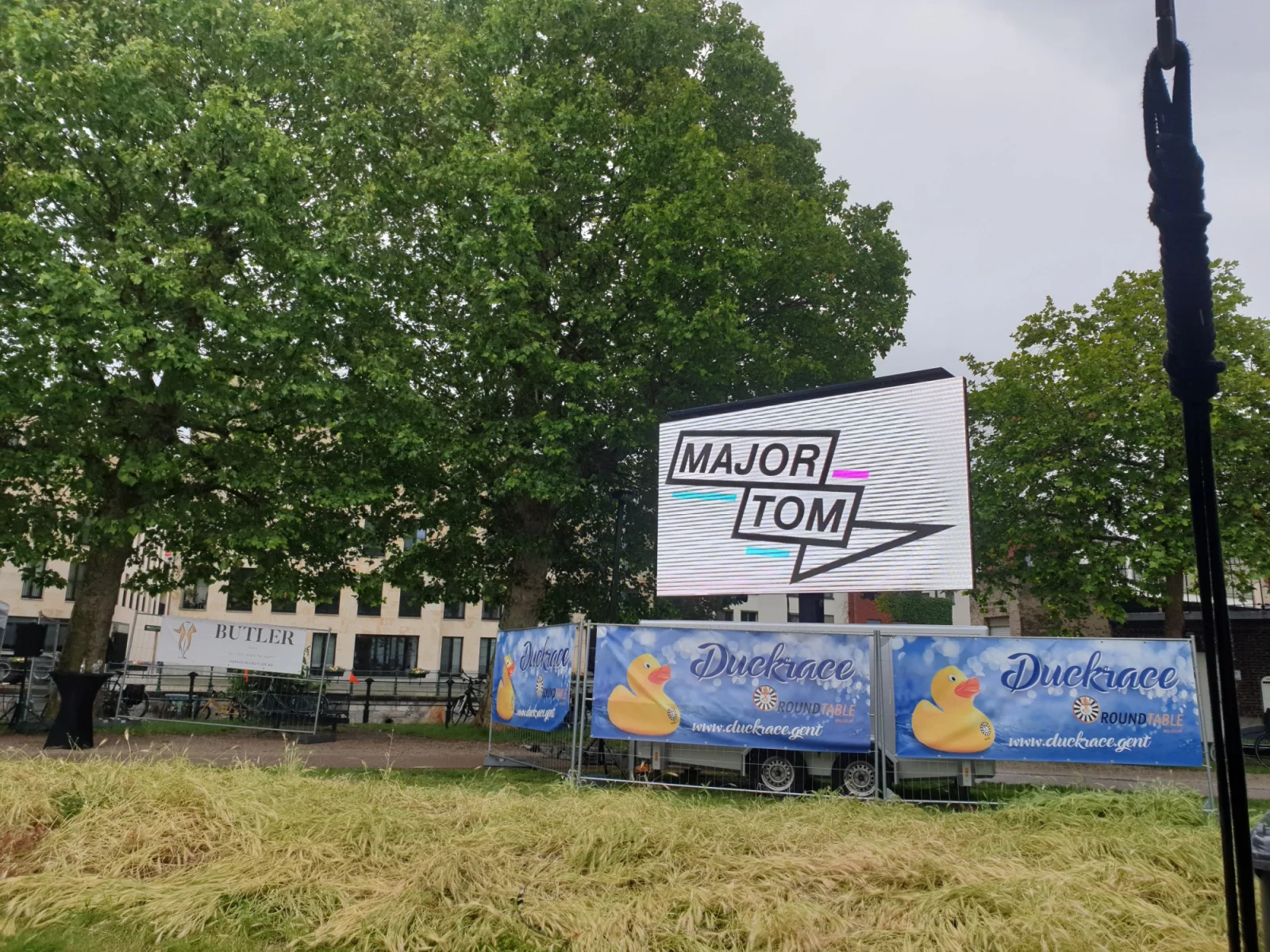 Het grote scherm met het Major Tom-logo boven de Duckrace-banners aan de Leie