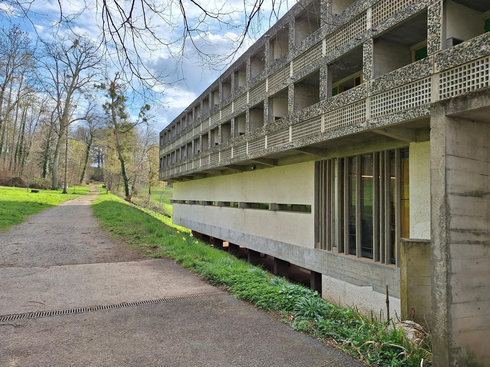 The fa&ccedil;ade with the cells, seen from the path