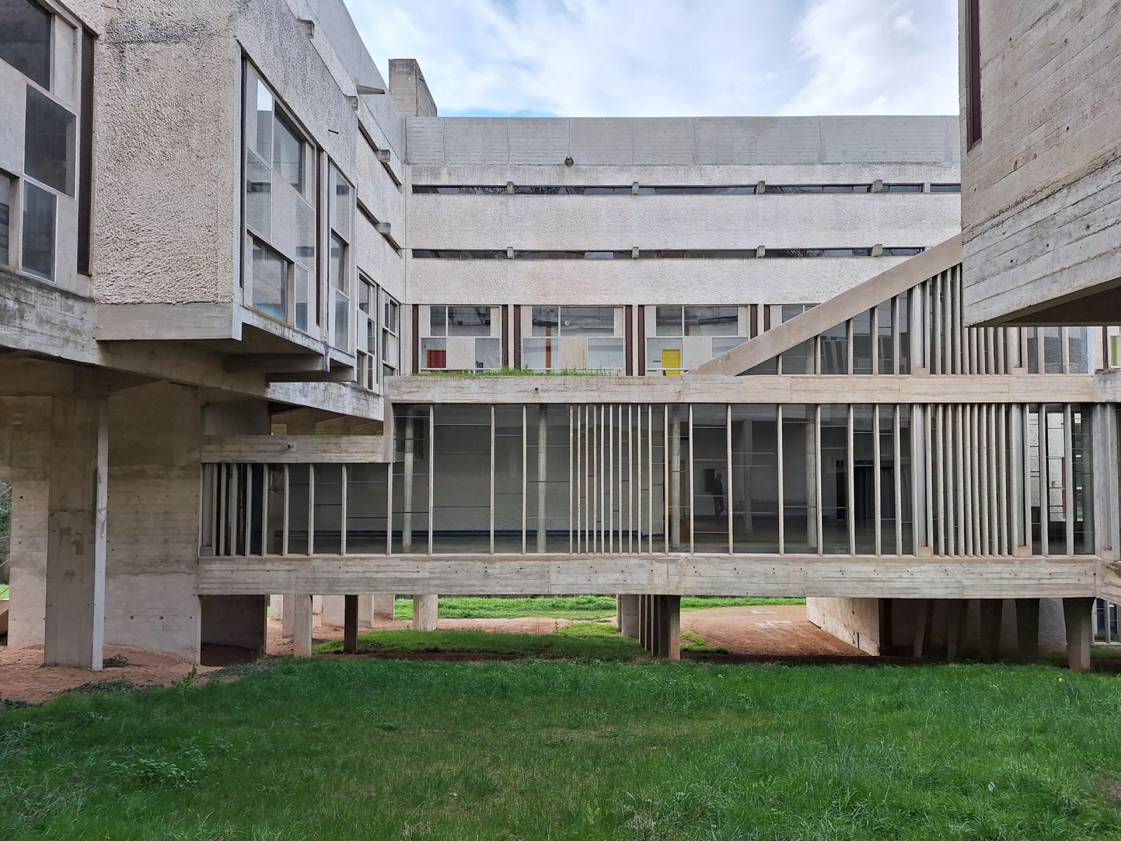 The corridor from outside, crossing the courtyard