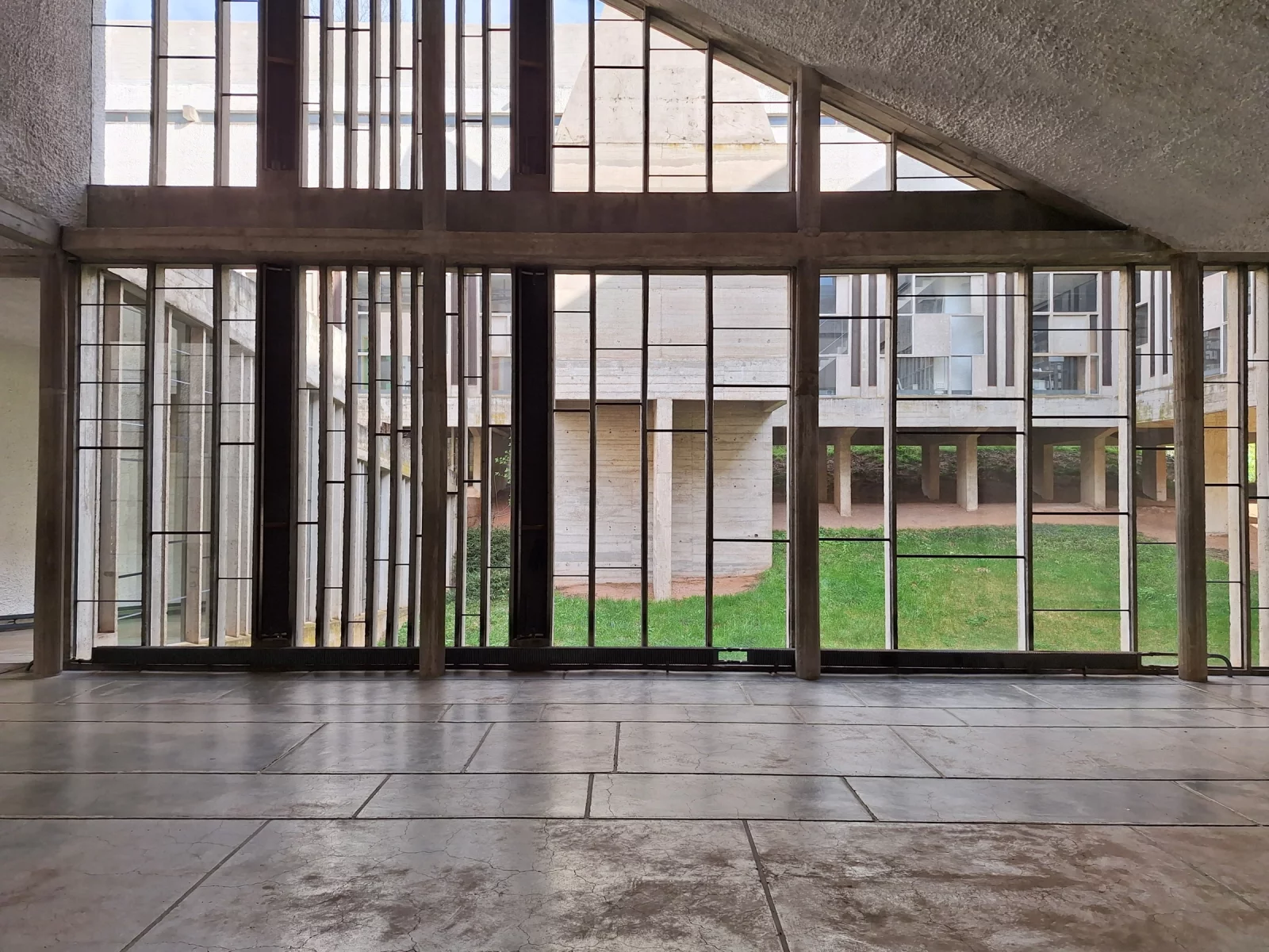 The glazing, with mullions at unequal intervals