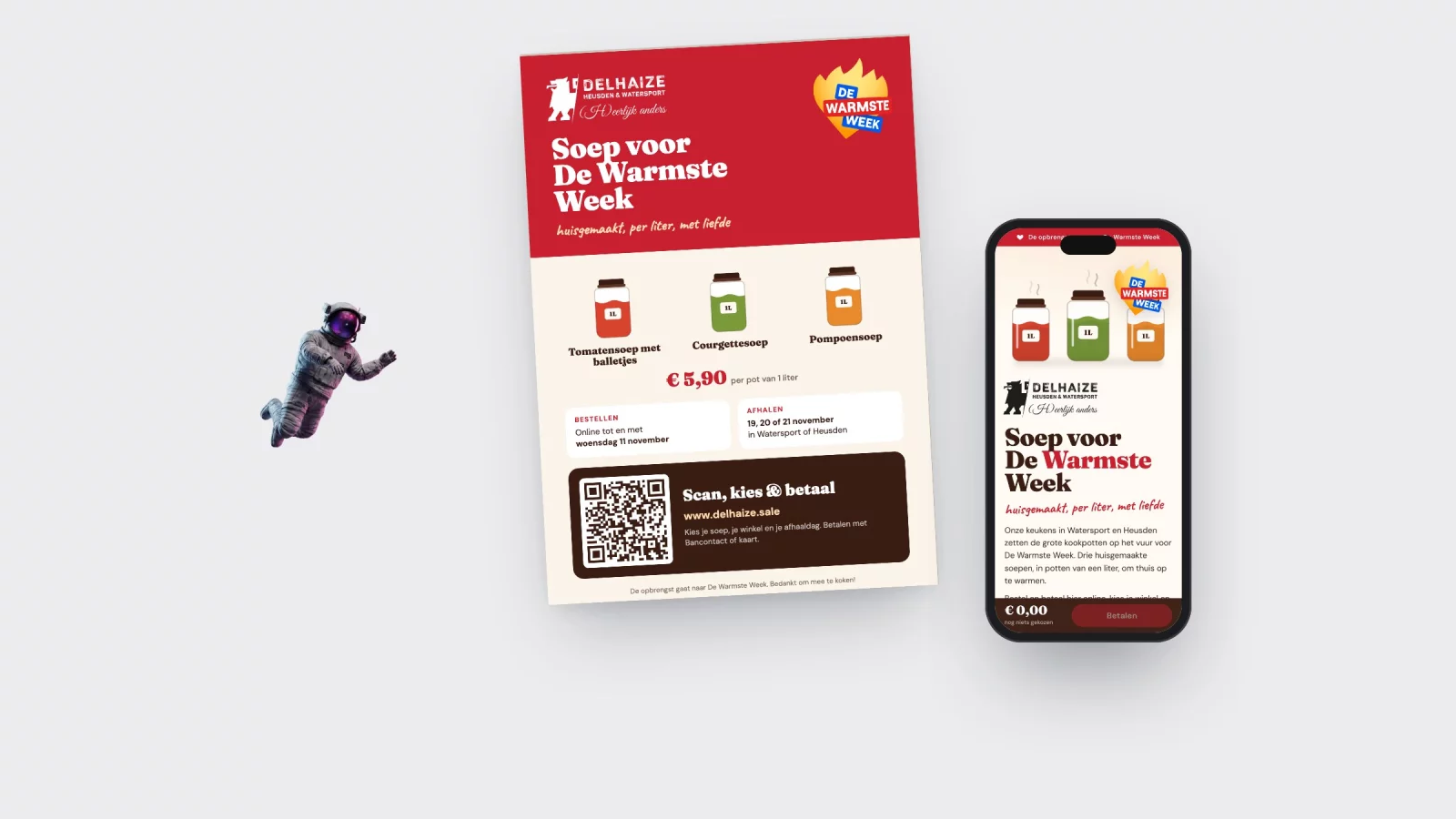 De A5-flyer met QR-code naast een gsm met de webshop erop