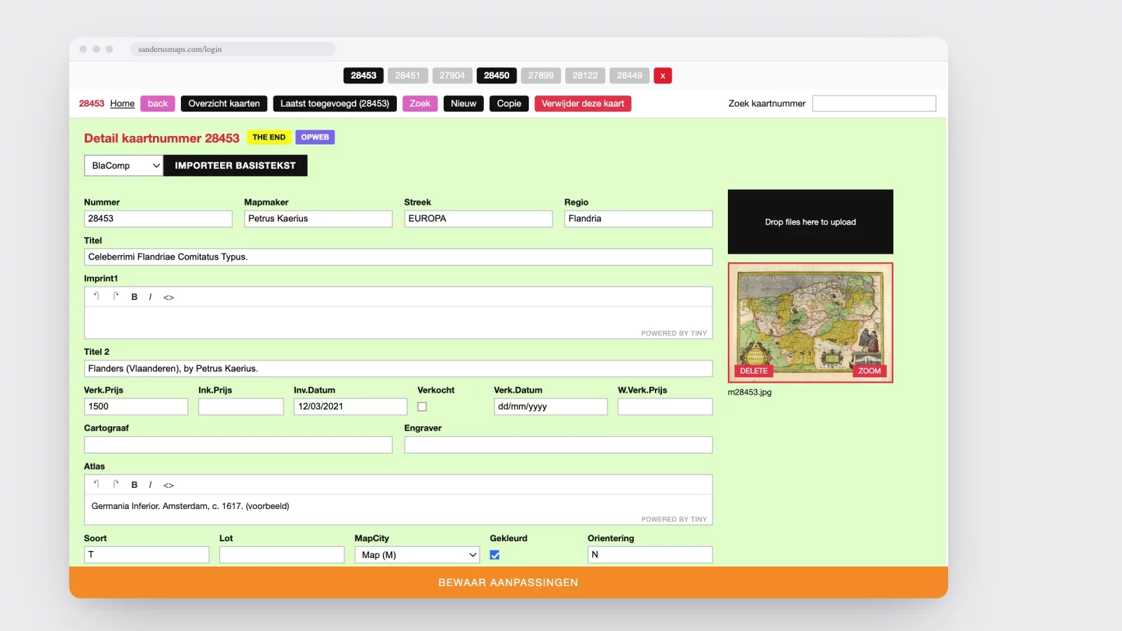 Nagebouwd scherm van het intranet: lichtgroene achtergrond, bovenaan zwarte en grijze tabbladen met kaartnummers, een rij gekleurde knoppen, tientallen ingevulde velden en onderaan een oranje balk met Bewaar aanpassingen