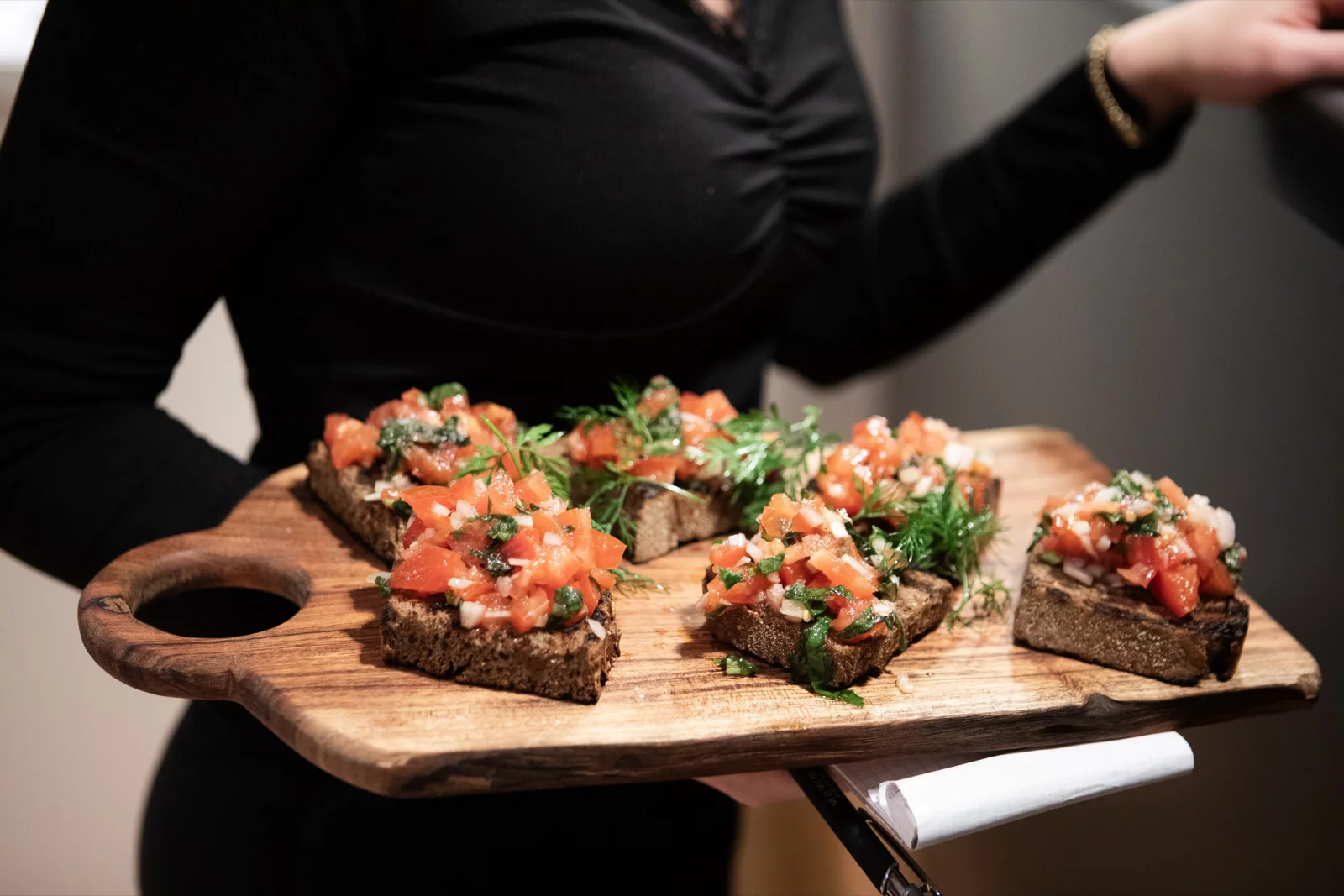 Een plank met bruschetta&rsquo;s wordt opgediend bij Il Padrino