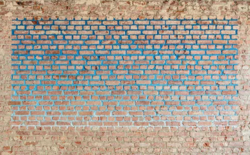 Een bakstenen muur waarvan de voegen blauw geschilderd zijn, van donkerblauw bovenaan naar lichtblauw onderaan &mdash; een pagina uit een uitgave van Mercatorfonds
