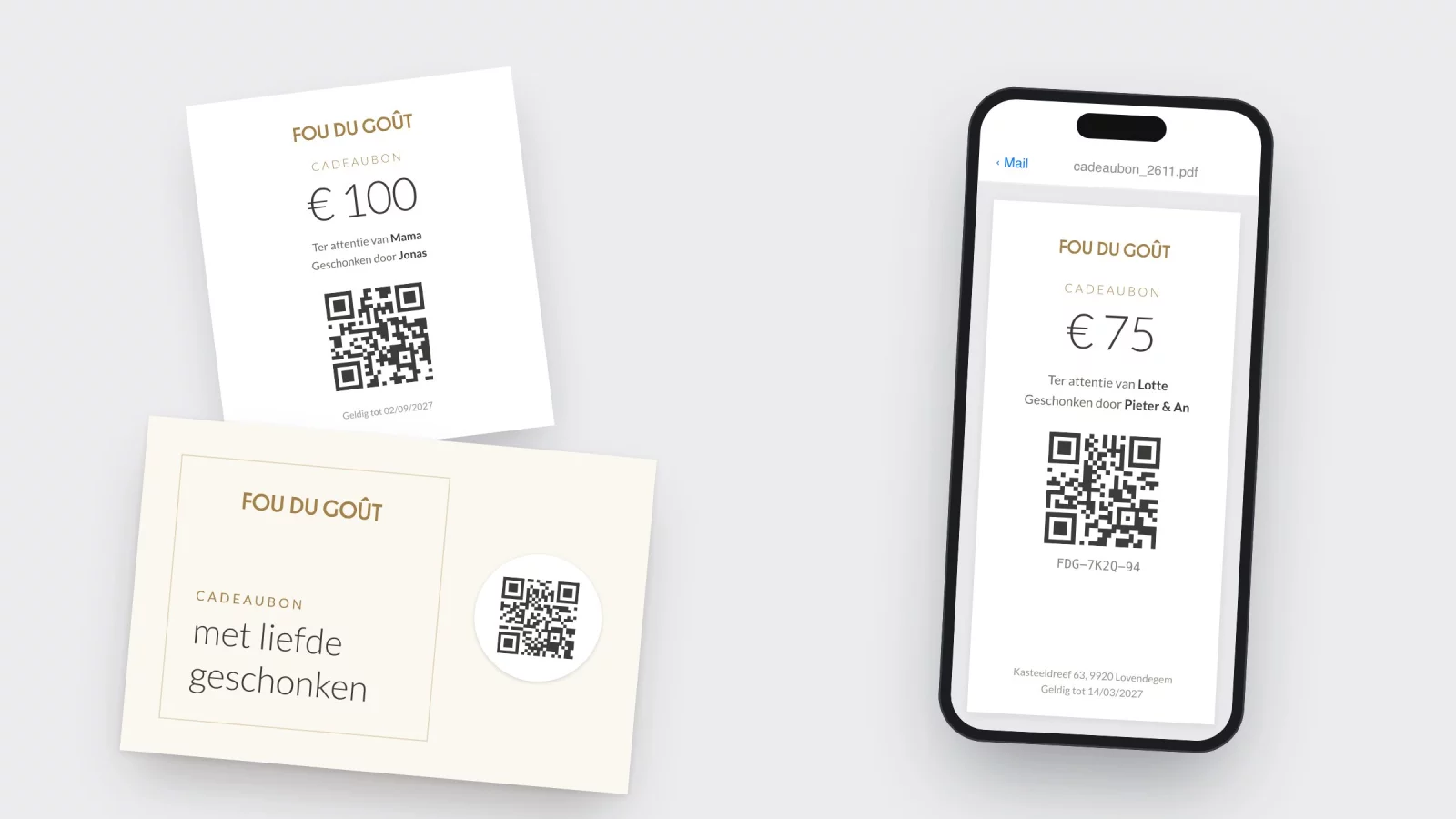Drie vormen van dezelfde cadeaubon: een geprinte bon, een kaartje met een QR-sticker en een pdf op een gsm