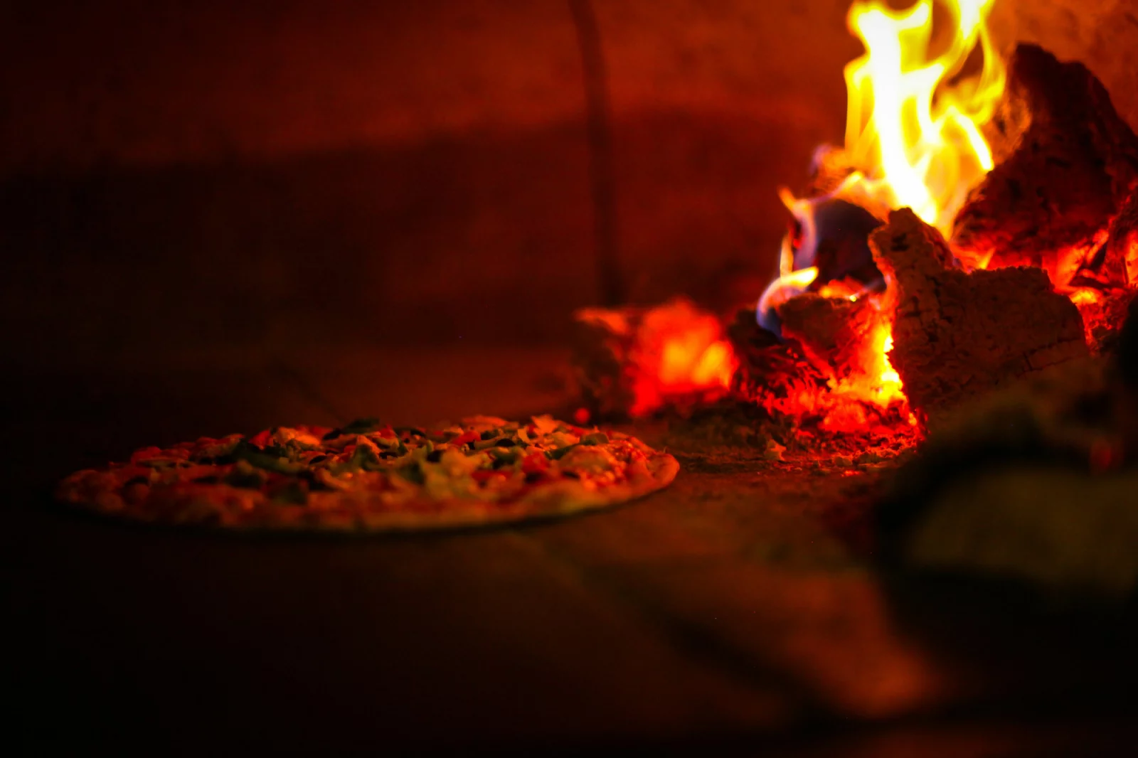 Pizza in de houtvuuroven van Veedeebee's