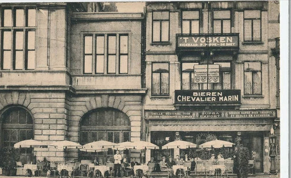 Oude prentkaart van de gevel van 't Vosken op het Sint-Baafsplein, met een vol terras onder witte parasols