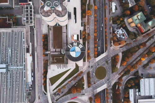 Luchtfoto van het BMW-hoofdkwartier in M&uuml;nchen, met het logo op het dak van het museum