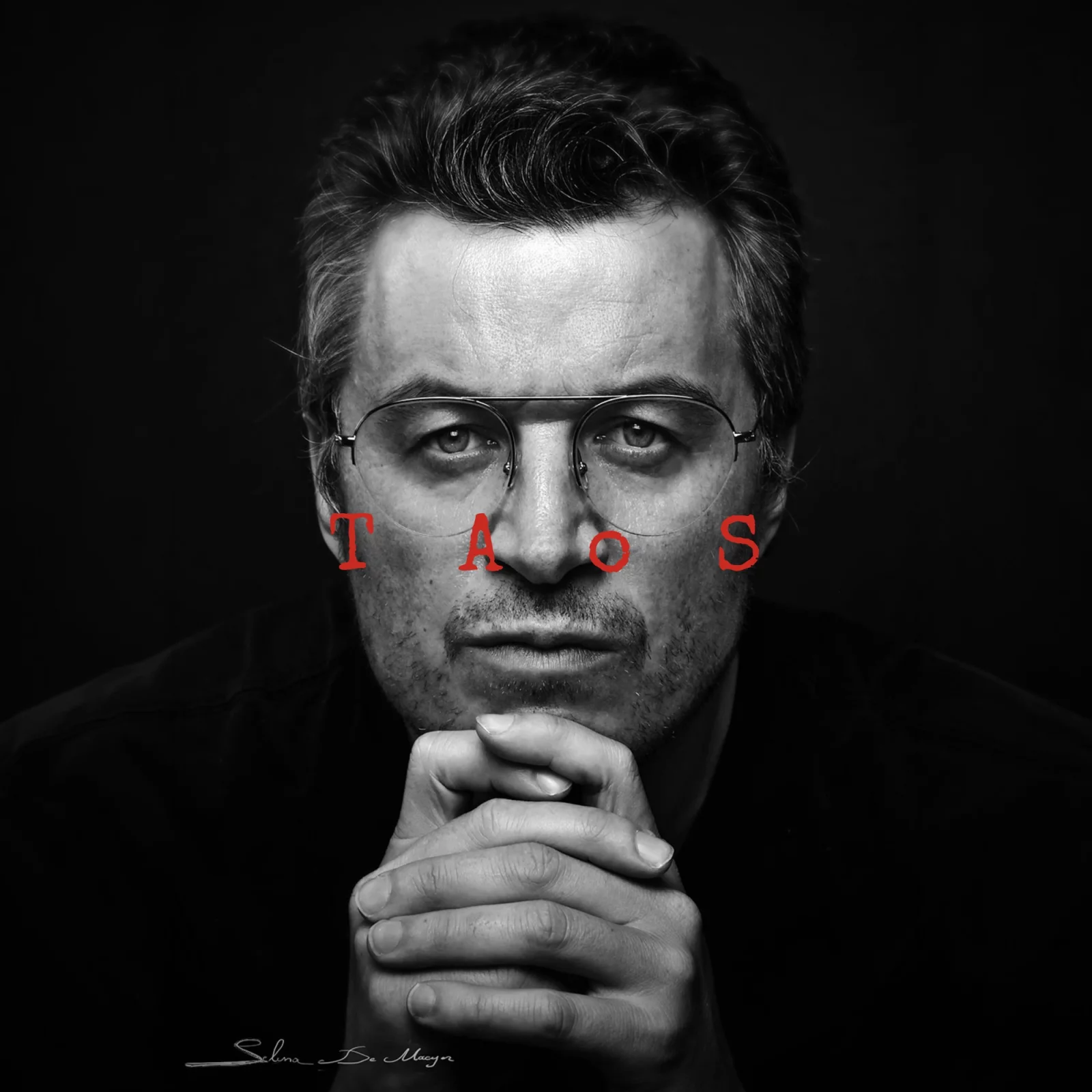 Portrait of Mattias Desmet with the red letters TAoS