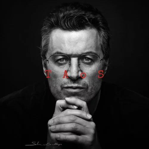 Portret van Mattias Desmet met de rode letters TAoS