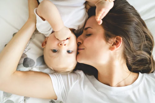 Moeder die haar baby een kus geeft