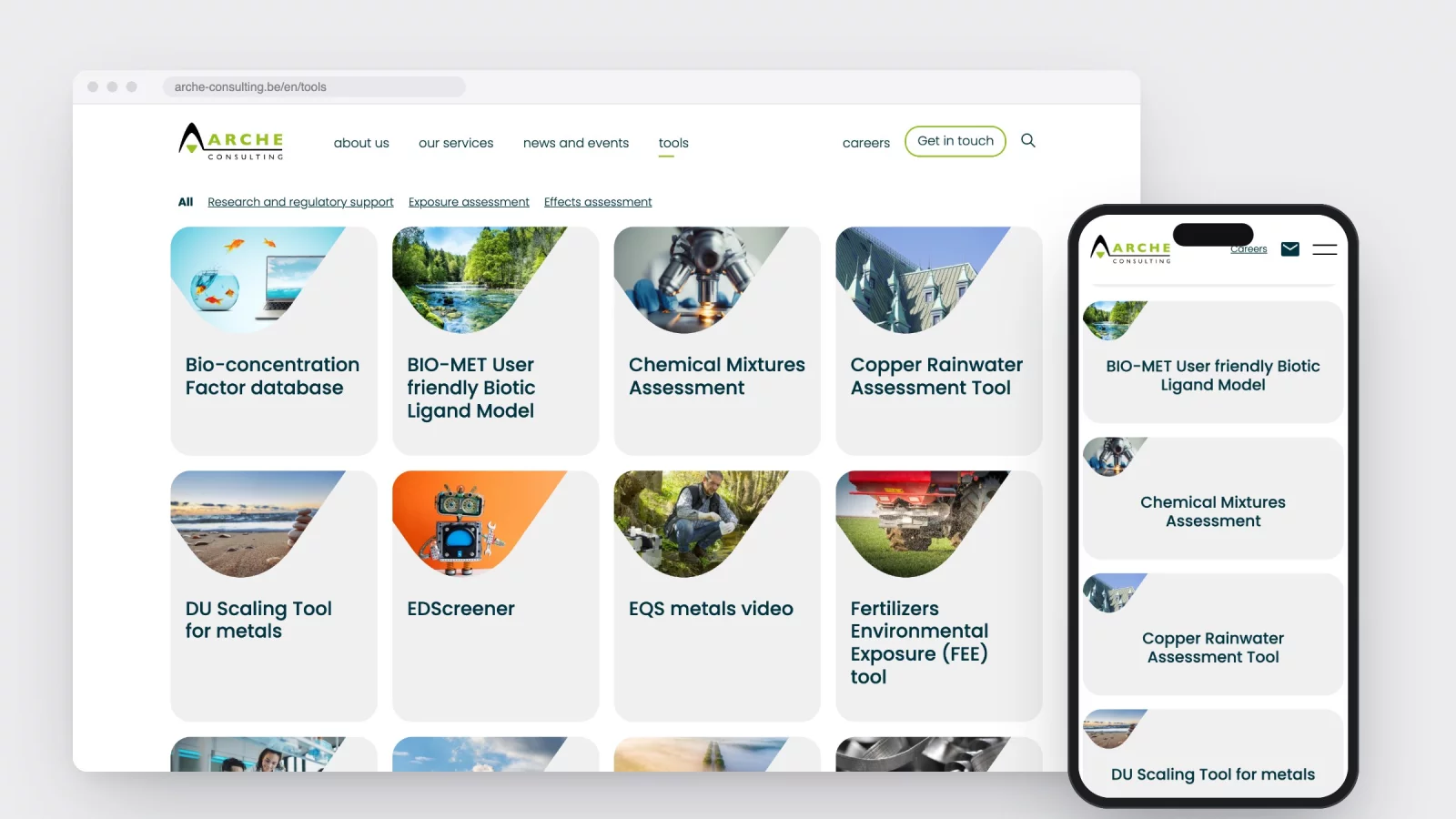 De toolbox van arche-consulting.be met achttien tools in een raster en filters bovenaan, naast dezelfde lijst op een gsm