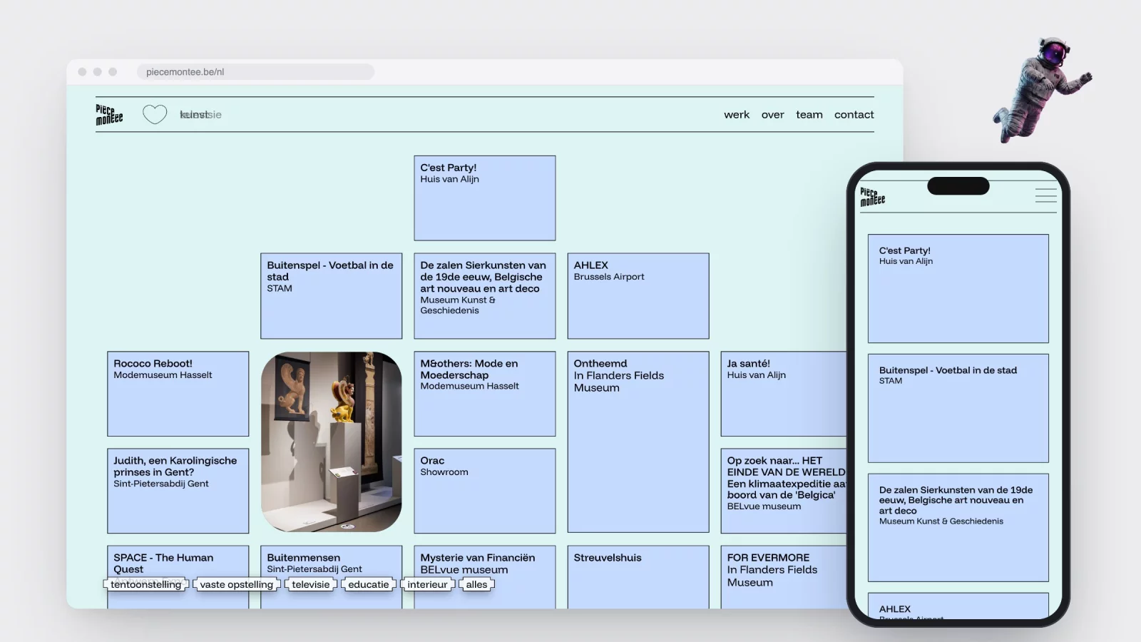 De homepage van piecemontee.be in lichtblauw met &eacute;&eacute;n tegel in rollover die een museumfoto toont, en dezelfde homepage op een gsm
